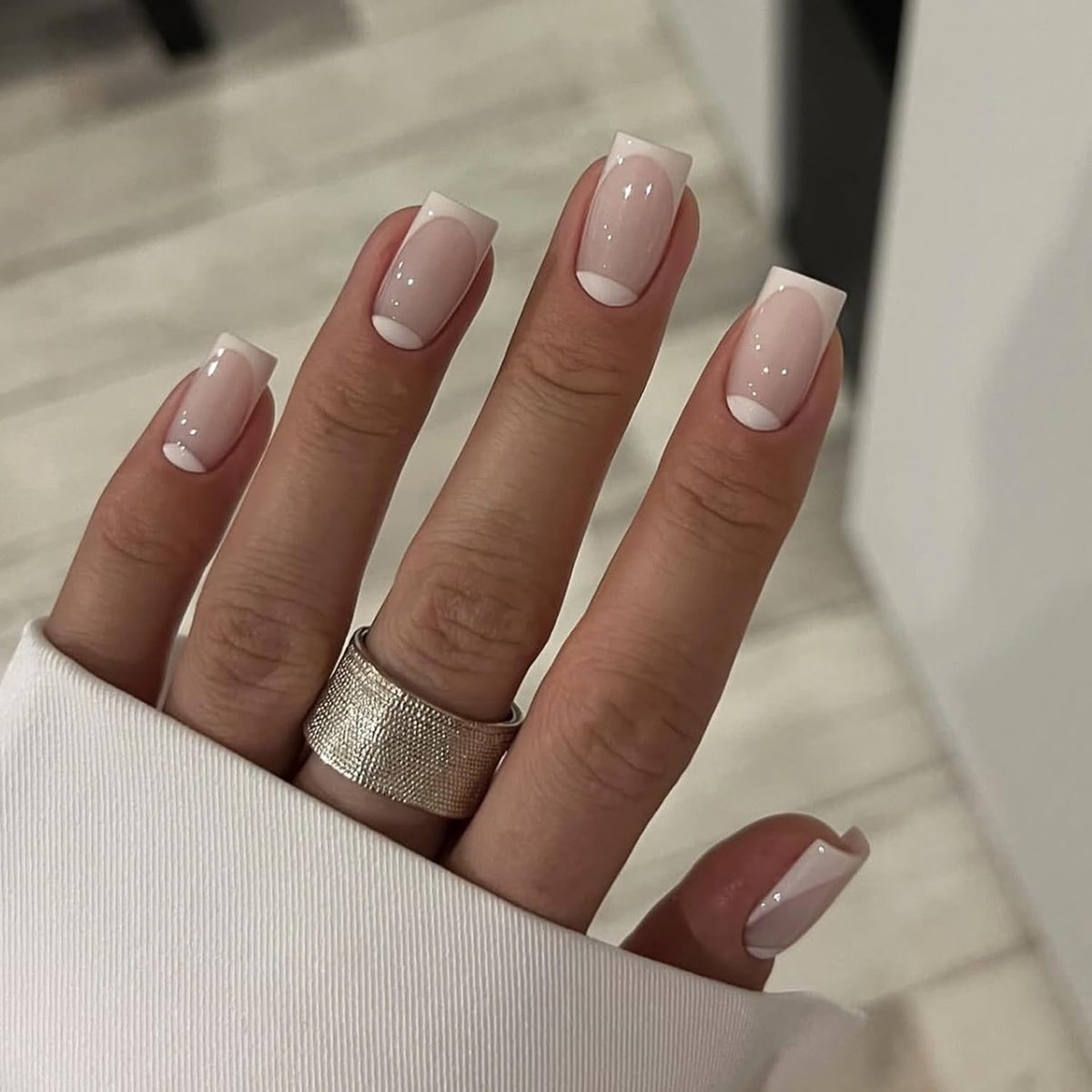 On Nails Korte Vierkante Wit French Nude Base Design Korte Nepnagels, Witte Tips Nude Kleuren Natural Summer INS Kunstnagels