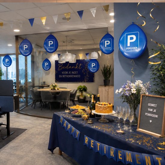 Feestelijk ingerichte kantoorruimte met 'Happy Retirement' slingers, blauwe ballonnen en een tafel vol traktaties.
