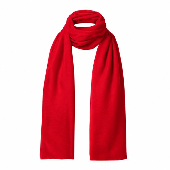 Écharpe rouge vif avec des plis lâches et une texture lisse, isolée sur blanc.