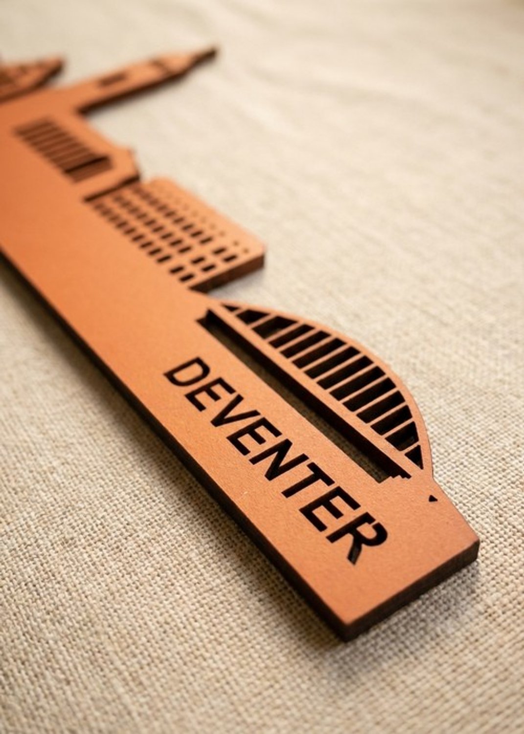 Houten Skyline Deventer | Wanddecoratie voor aan de muur | Oranje MDF | 100 x 17,5 cm