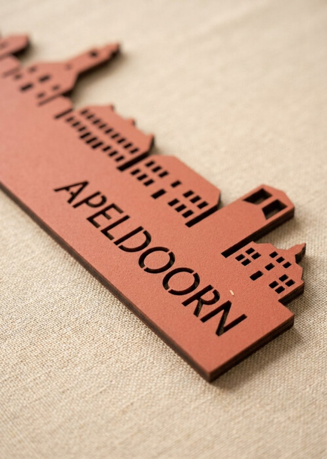 Houten Skyline Apeldoorn | Wanddecoratie voor aan de muur | Rood MDF | 70 x 12 cm