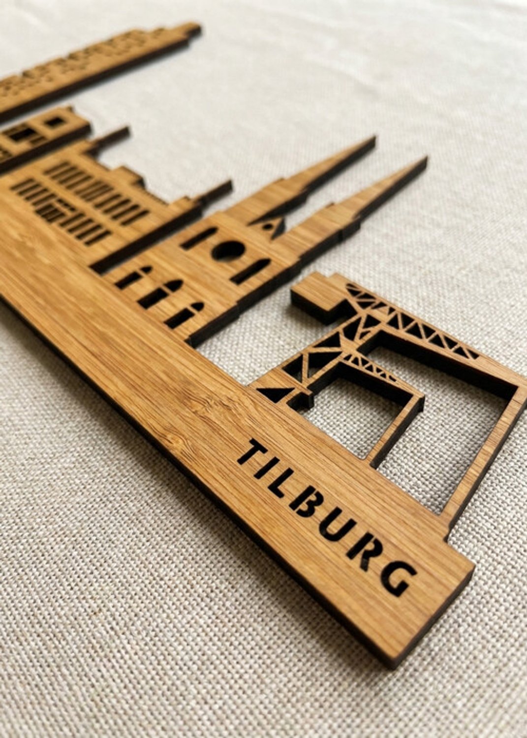 Houten Skyline Tilburg | Wanddecoratie voor aan de muur | Bamboe | 70 cm breed
