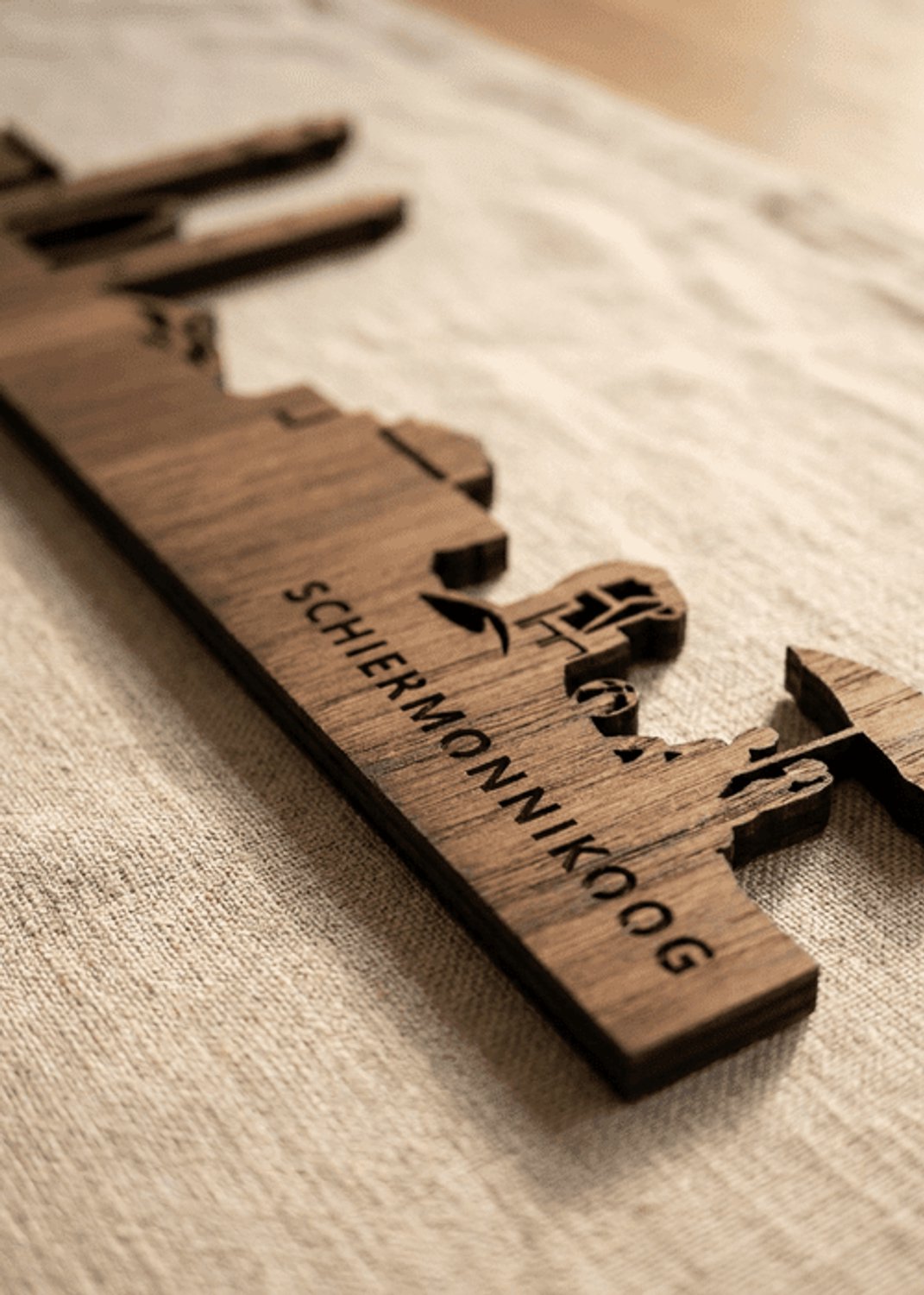 Houten Skyline Schiermonnikoog | Wanddecoratie voor aan de muur | Noten | 100 x 20 cm