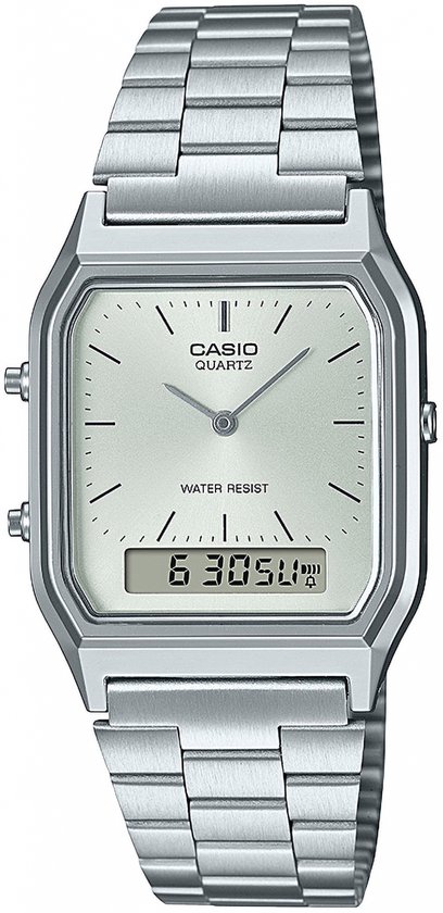 Zilverkleurig Casio horloge met vierkante wijzerplaat en digitale weergave.