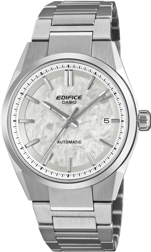Zilverkleurig Edifice horloge met witte, textuurwijzerplaat, datumvenster en automatische aanduiding.