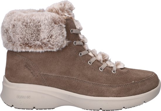 Binnenzijde van de bruine suède boot met Skechers Slip-ins en Ultra Go-opdruk op de zool.