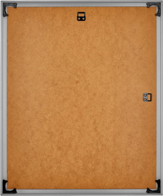 Achterkant van een zilveren fotolijst met ophangmogelijkheden en een bruine achterwand.