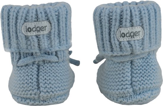 Lichtblauwe gebreide slofjes van Lodger met omslagboord en veterstrik.