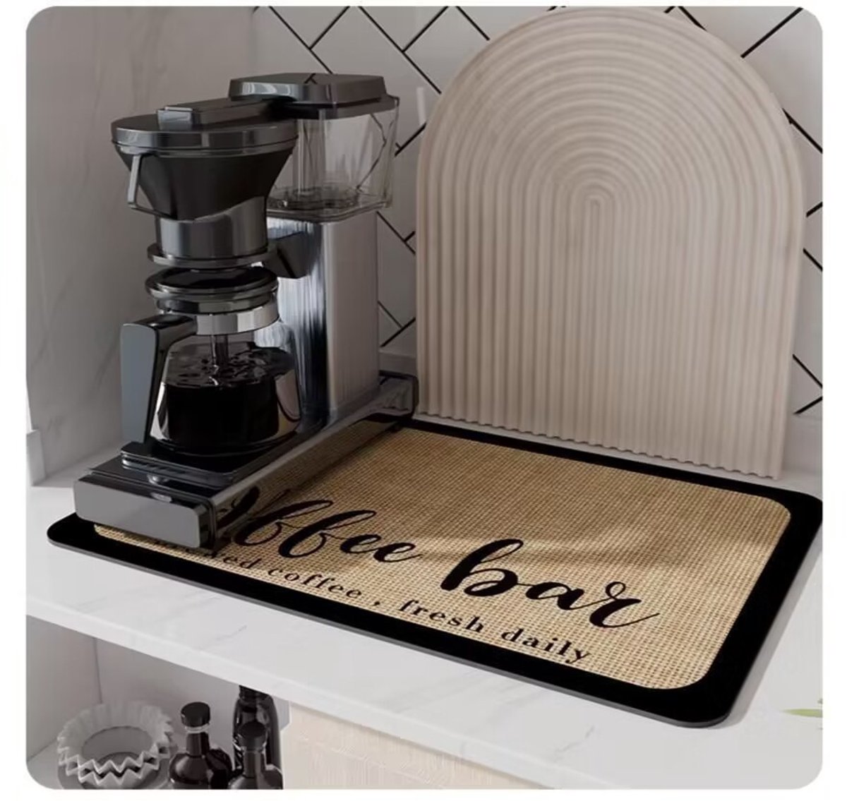 Koffiemat van 40 x 60 cm met een rubberen onderkant en superabsorberende eigenschappen. Geschikt voor keukenbladen, biedt ruimte aan koffiezetapparaten, espressomachines, enz. en kan ook als afdruiprek worden gebruikt.