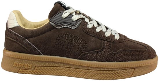 Zijkant van een bruine suède sneaker met beige veters en een gestructureerd logo.