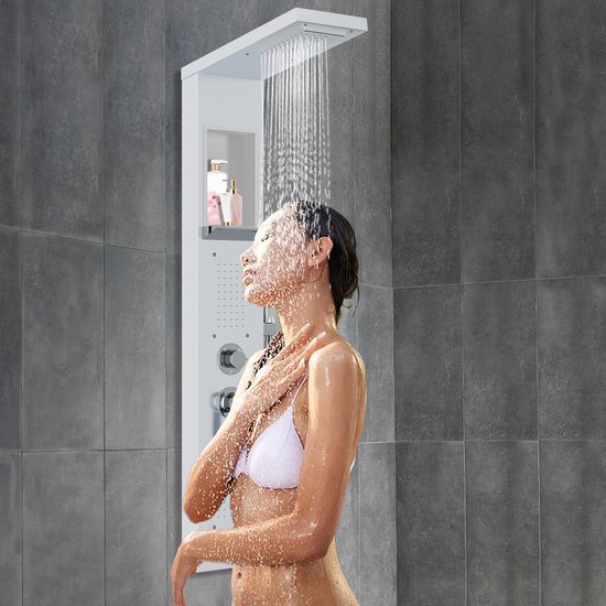 Vrouw met gesloten ogen onder witte douchekop, met een witte bikini.