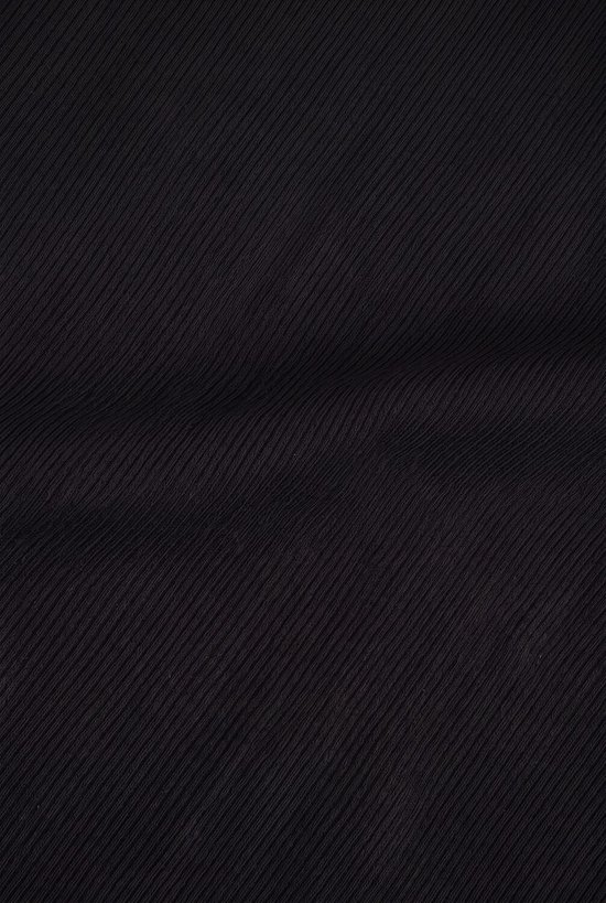 Detail van zwarte ribgebreide stof.