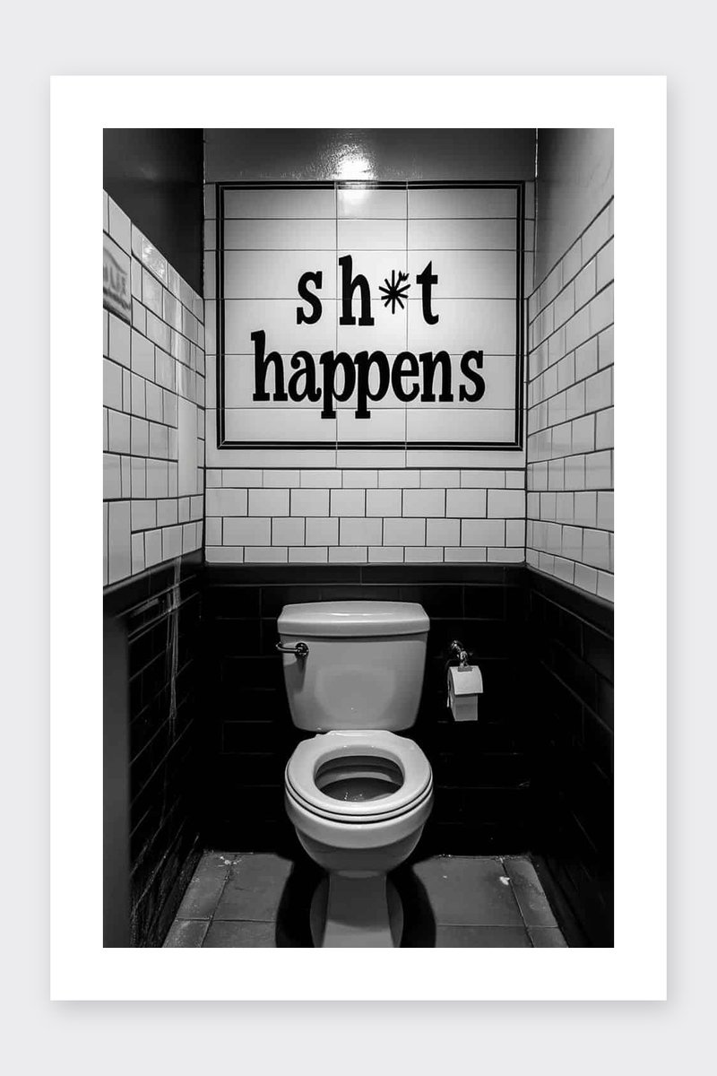 Sh*t Happens Poster - Tekst - Quote - Sh*t Gebeurt - Badkamer - Humor - Fotografie - Toilet - Zwart Wit - posters - formaat 30x40cm - Wanddecoratie - BXS4909DZ - Met kader - passe-partouts stijl