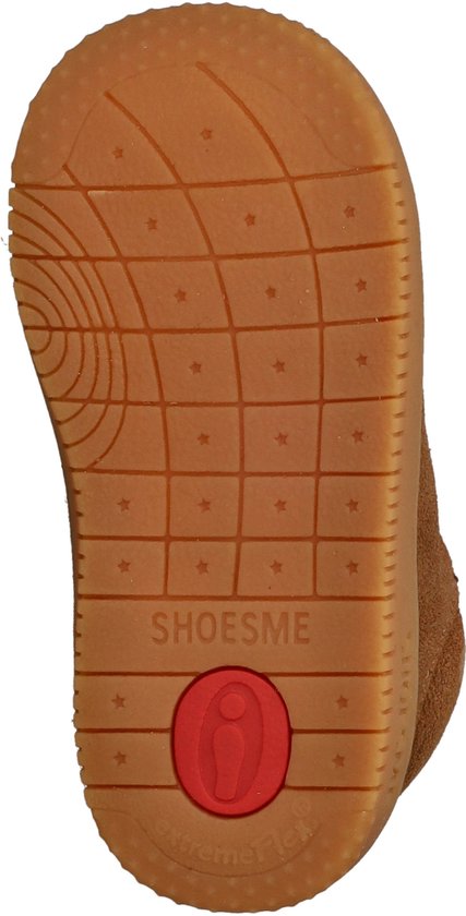 Onderkant van een bruine sneaker met 'SHOESME' logo en sterpatroon.