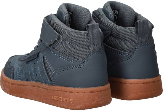 Achterkant van twee grijze Skechers veterboots met bruine zolen.