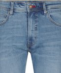 Blauwe Petrol Industries spijkerbroek met knoopsluiting, koperkleurige knoop met tekst en rode details.