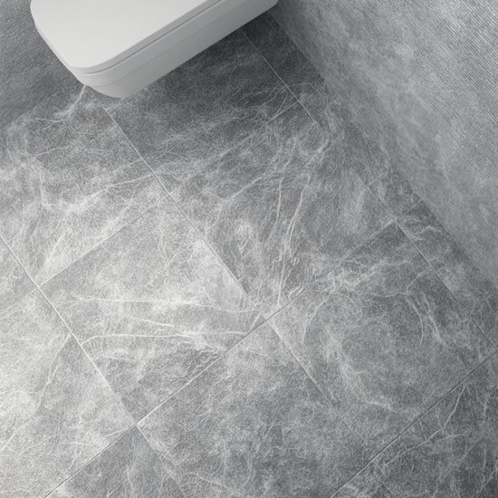 Bovenaanzicht van grijze marmerlook vloertegels naast een wit toilet.