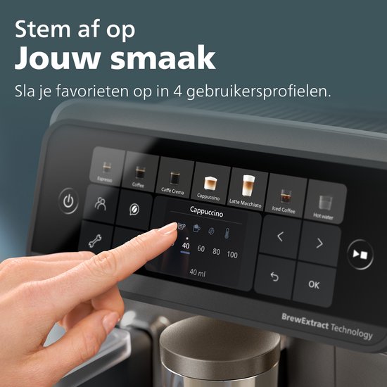 Vinger selecteert instellingen voor een cappuccino op het touch-display van de espressomachine.