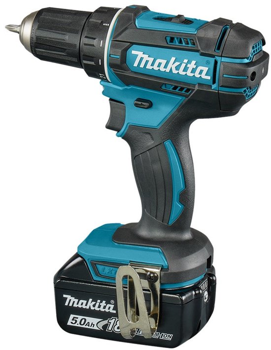 Zijaanzicht van een Makita boormachine met 5.0Ah 18V accu en metalen riemclip.