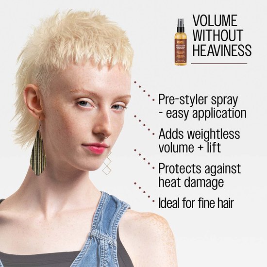 Model met kort blond haar toont voordelen van Reuzel Spray Grooming Tonic voor volume.