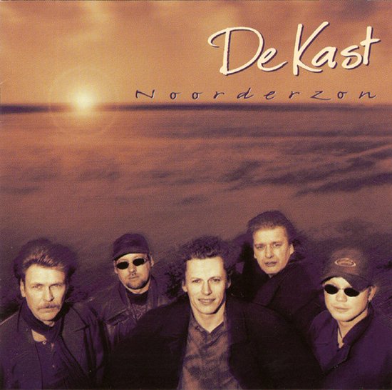 Vijf bandleden van De Kast voor een achtergrond van een ondergaande zon en een kalme zee met albumtitel Noorderzon.