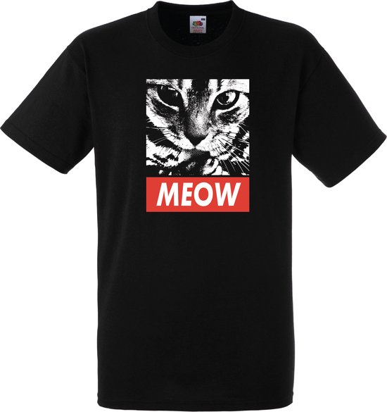T-shirt noir avec une tête de chat en noir et blanc et le mot "MEOW" en lettres blanches sur un rectangle rouge.