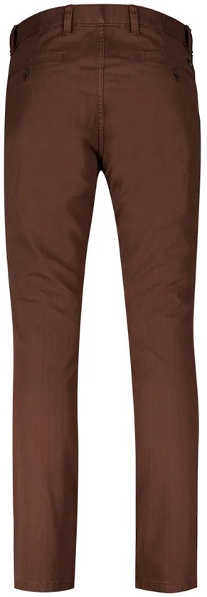 Achterzijde van een bruine Dockers chinobroek met skinny fit en twee achterzakken met knoop.