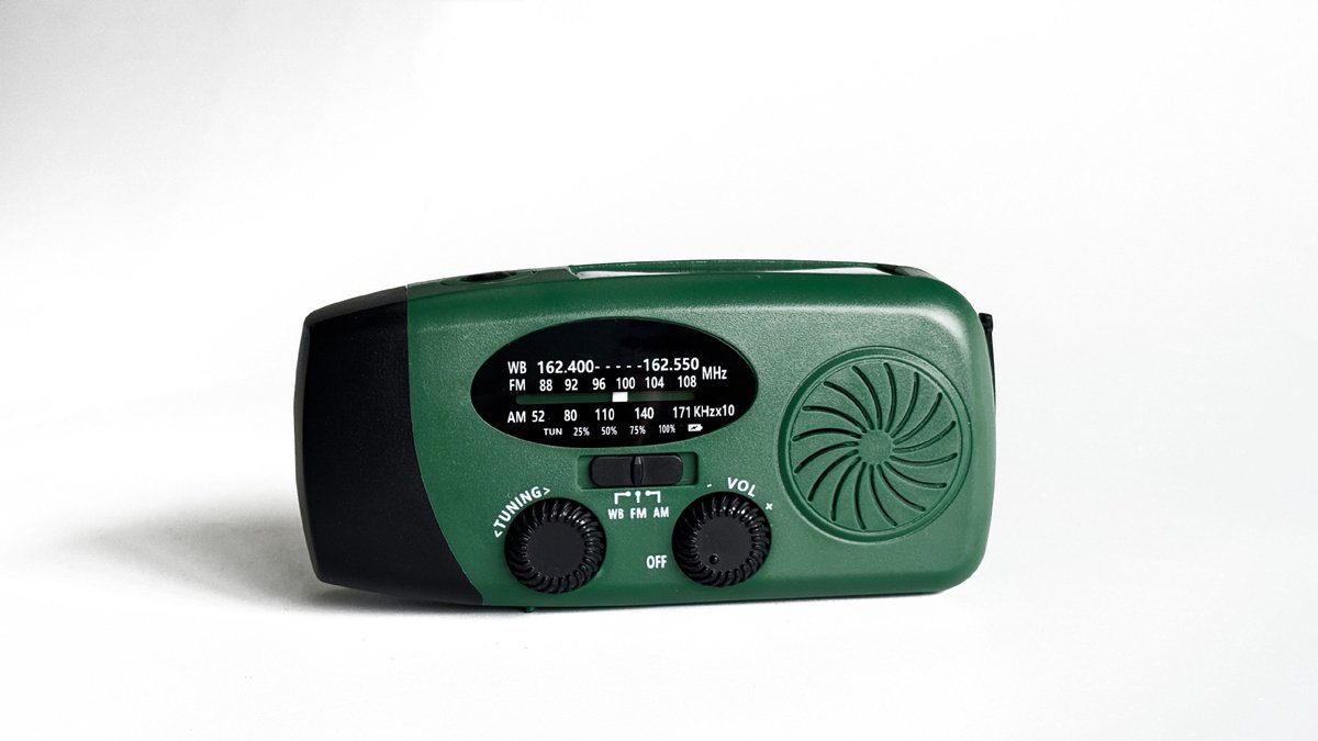 Op zonne-energie werkende, met de hand aangedreven noodradio voor weerswaarschuwingen, 2000 mAh capaciteit, draagbare NOAA AM/FM-radio met SOS-alarm, LED-zaklamp en USB-oplader voor smartphones, geschikt voor kamperen (groen).