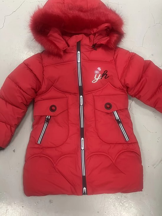Rode gewatteerde winterjas met capuchon afgezet met imitatiebont, centrale ritssluiting met merklogo en voorzakken.