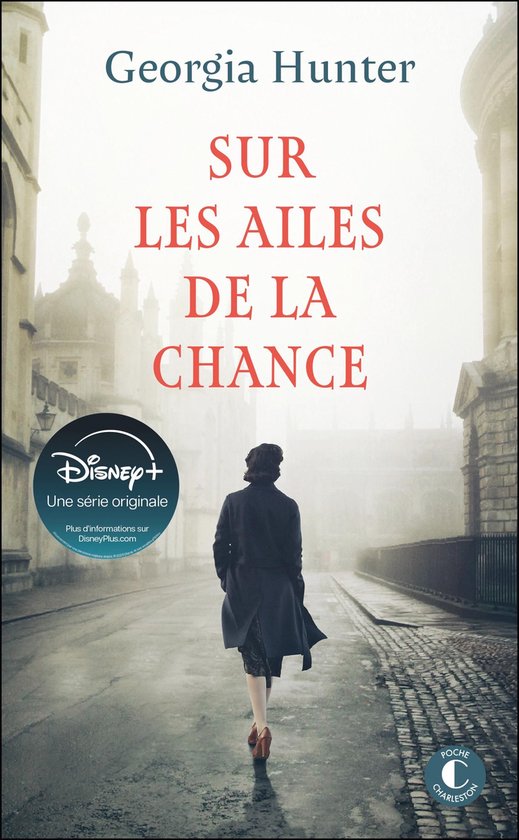 Boekomslag 'Sur les ailes de la chance' met een vrouw in een donkere jas die door een mistige straat loopt.