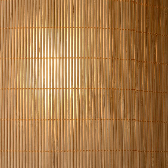 Detail van naturel bamboe lamellen voor een wandlamp.
