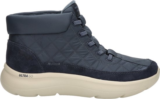 Linkerzijkant van een donkerblauwe, gewatteerde enkellaars met suède accenten, veters en een beige zool met 'ULTRA GO' opdruk.