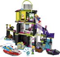 LEGO fabriek met paarse glijbaan, gele LEGO poppetjes, speelgoedboot en hondje, vanuit verschillende hoeken bekeken.