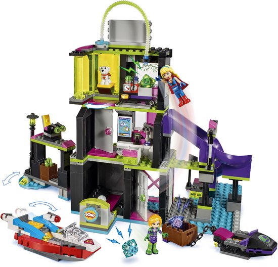 LEGO fabriek met paarse glijbaan, gele LEGO poppetjes, speelgoedboot en hondje, vanuit verschillende hoeken bekeken.