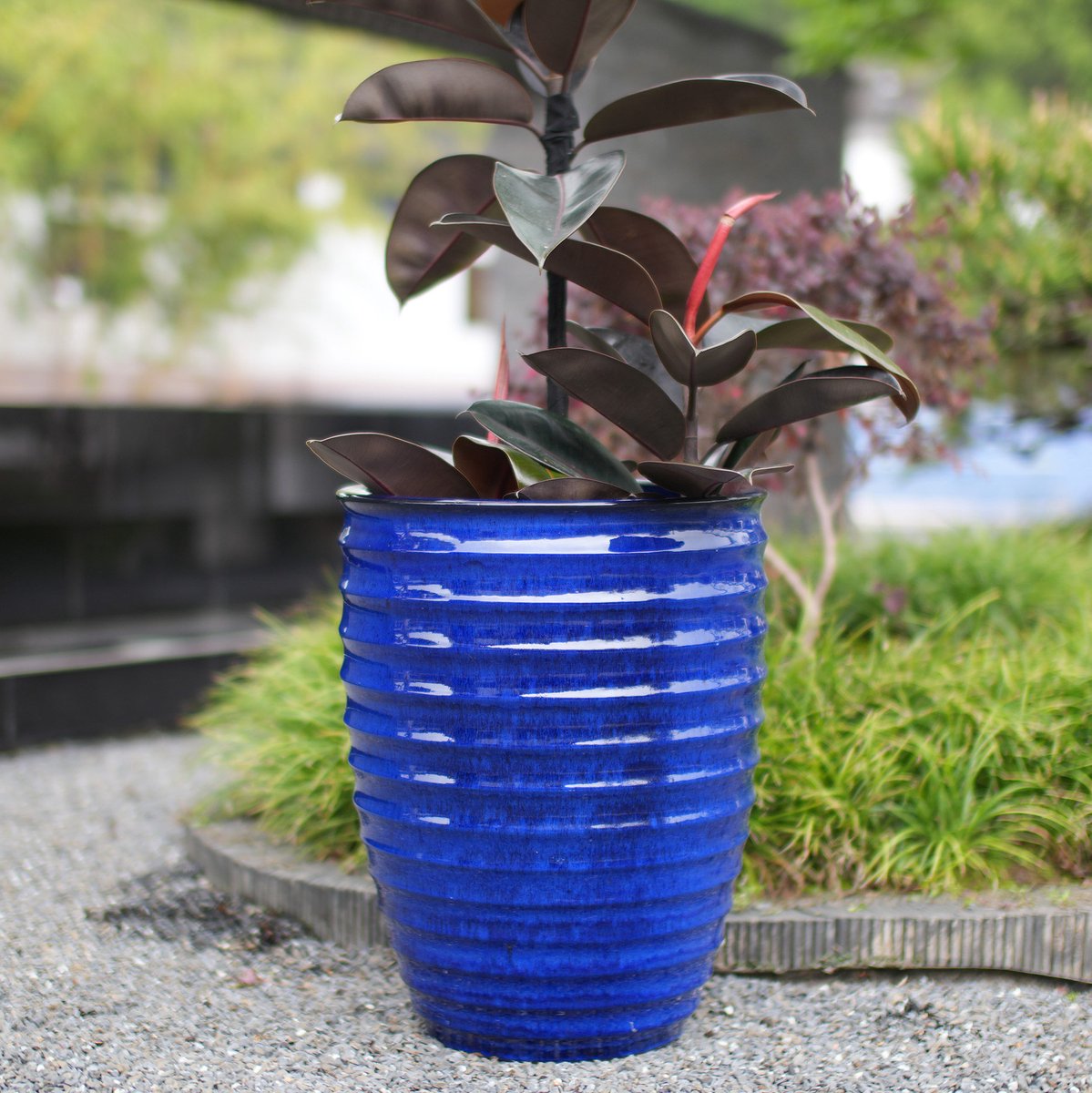 Bloempot – Handgemaakt En Glanzend Geribbeld – Ø 42 Cm × 54 Cm – Keramiek – Saffierblauw – Voor Binnen En Buiten – Vorstbestendig Met Afwateringsgat