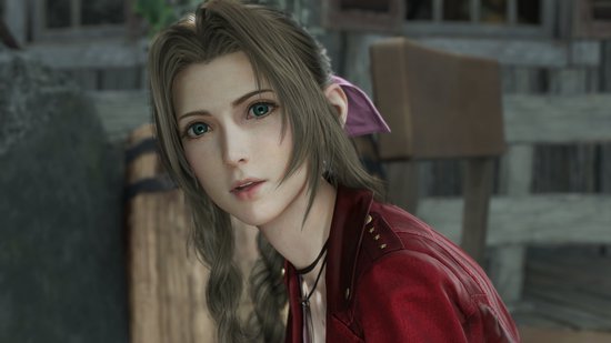 Close-up van Aerith met lang, gevlochten bruin haar, groen ogen en een roze strik in haar haar. Ze draagt een rode jas met gouden sterren.