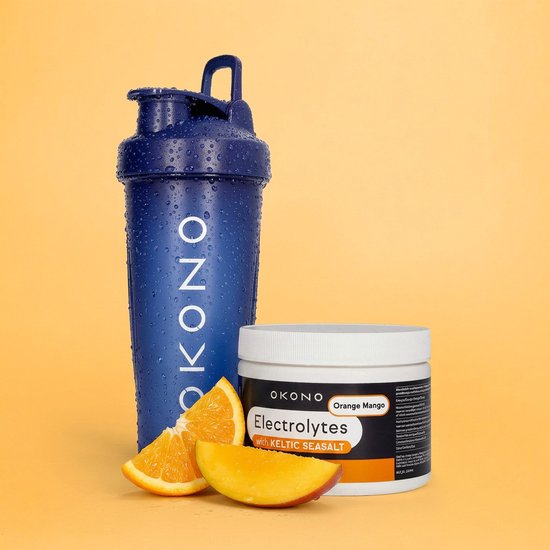 Blauwe OKONO shaker met waterdruppels, een pot OKONO Electrolytes Orange Mango en sinaasappelschijfjes.