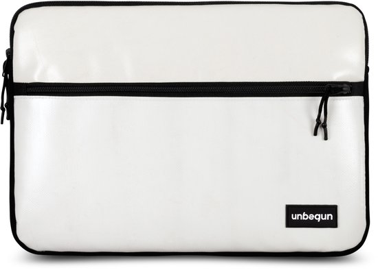 Housse d'ordinateur portable blanche avec poche avant, logo et fermeture éclair noirs.