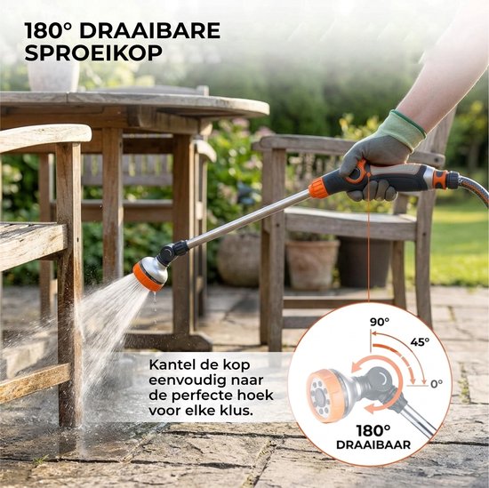 Een oranje en zilveren sproeikop met een 180° draaibare kop wordt gebruikt om een terras te besproeien.