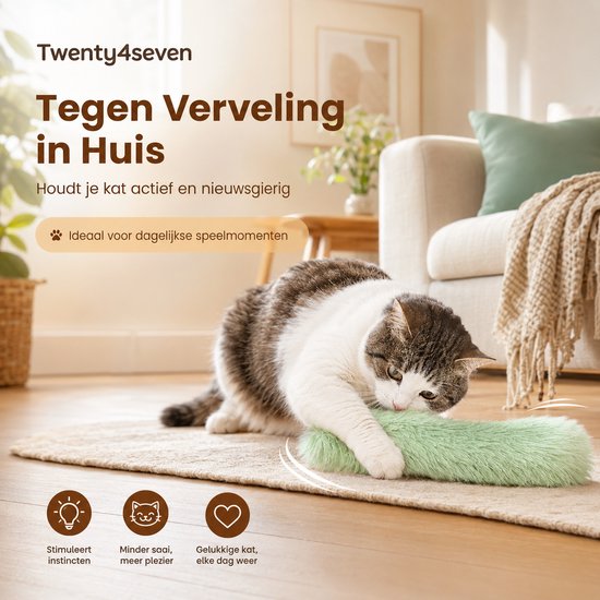 Een kat die speelt met een lichtgroene, pluizige kattenspeelstaaf in een woonkamer.