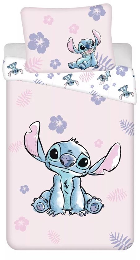 Roze dekbedovertrek met Lilo & Stitch print. Grote Stitch aan de voorkant, kleine Stitch en bloemen op de kussensloop.