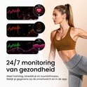 Gouden smartwatch met wit bandje, naast een sportieve vrouw. Toont grafieken voor hartslag, bloeddruk en zuurstofniveau.