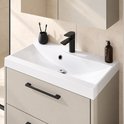 Wastafelmeubel in beige met een witte waskom, zwarte kraan en moderne zwarte handgrepen.