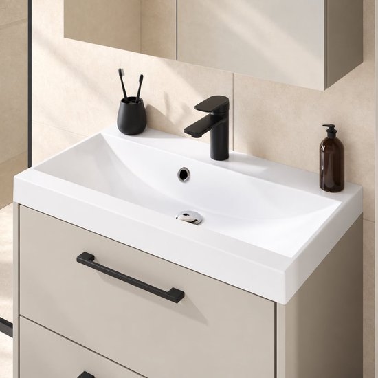 Wastafelmeubel in beige met een witte waskom, zwarte kraan en moderne zwarte handgrepen.