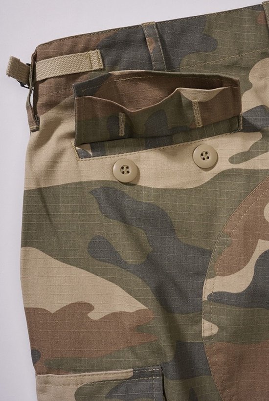 Detail van camouflagecargo broek met twee knopen op de achterzakken en een riemlus.