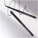 Twee zwarte essence LONG-LASTING eye pencils, één met dop, met zwarte vegen op papier.
