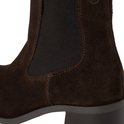 Detail van bruine suède chelsea boots met elastische zijpanelen en stiksels.