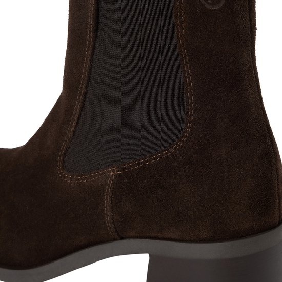 Detail van bruine suède chelsea boots met elastische zijpanelen en stiksels.