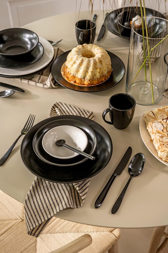 Gedekte tafel met zwart servies, brood en koffiekopjes.
