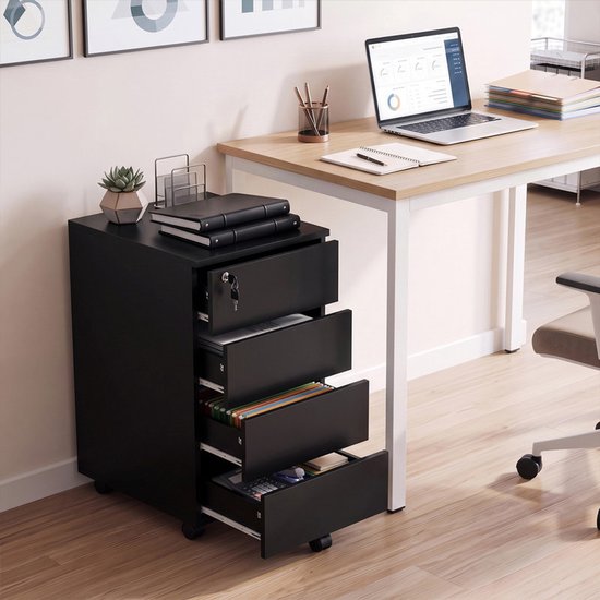 Zwarte archiefkast met 4 open lades naast een bureau met laptop, plant en opbergbakje.